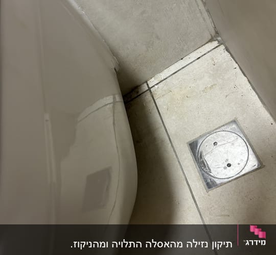 מכסה קופסת ביקורת ברצפת חדר רחצה ליד אסלה